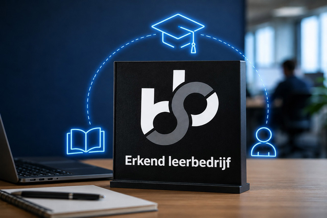 BrightFlow 'Erkend leerbedrijf'-plaquette op een bureau, met lichtgevende iconen van een diploma-hoed, boek en persoon